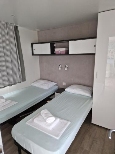 Mobilna kućica u Campu Rehut, plaža Slanica Murter tesisinde bir odada yatak veya yataklar