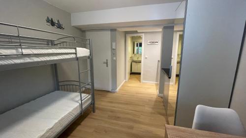 a room with two bunk beds and a hallway at Süßes kleines und zentrales Apartment für zwei Personen mitten in Hamburg in Hamburg