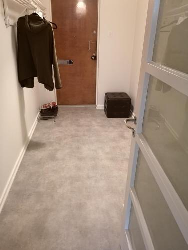 a hallway with a door leading to a bathroom at Kontiomäen retrokoti in Kontiomäki