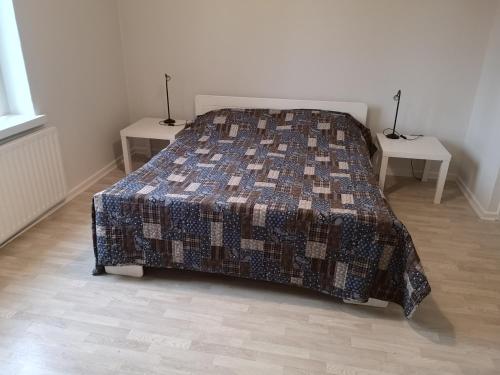 KontiomäkiにあるKontiomäen retrokotiのベッドルーム1室(ベッド1台、ナイトテーブル2台付)