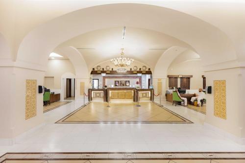 einen großen Saal mit einem Kronleuchter und einer Lobby in der Unterkunft Anjum Makkah Hotel in Mekka