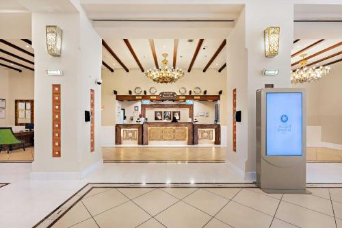 فندق أنجم مكة في مكة المكرمة: لوبي فندق مع وضع علامة في المقدمة