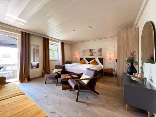 Postel nebo postele na pokoji v ubytování Hotel Schlossblick Chiemsee
