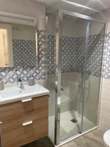 een badkamer met een douche en een wastafel bij Lovely Beach Apartment in Rincón de la Victoria