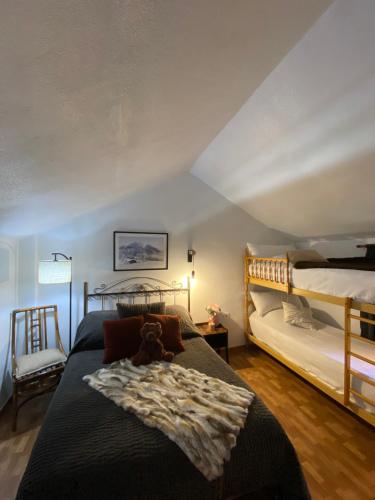 ein Schlafzimmer mit einem großen Bett und einem m2 großen in der Unterkunft APARTMENT SAN BERNARDO Zona Alta with free garage parking and free WIFI in Sierra Nevada