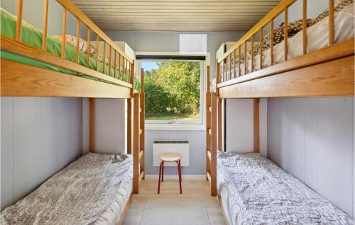 Cette chambre comprend 2 lits superposés et une fenêtre. dans l'établissement 2 Bedroom Nice Home In Sydals, à Neder Lysabild