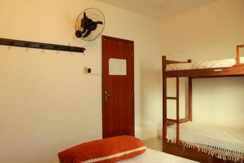 Diamantina Ecohostel في ديامانتينا: غرفة نوم بسريرين بطابقين ومروحة