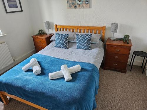 um quarto com uma cama com duas toalhas em Snug - Meadhan Apartment em Helensburgh