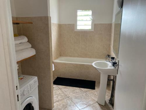 bagno con vasca e lavandino di Charmante villa créole a Grande Ravine