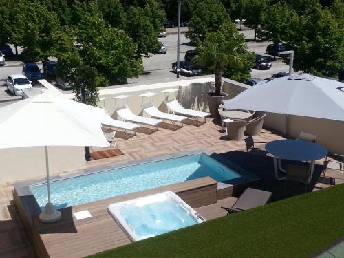 Piscina a Palace Hotel & SPA La CONCHIGLIA D' ORO o a prop