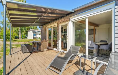 a covered deck with chairs and a table at Gorgeous Home In Zeulenroda-Triebes in Stelzendorf