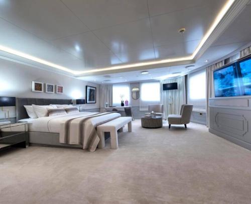 1 dormitorio grande con 1 cama grande y TV en Thai Yacht en Ban Bo Thong