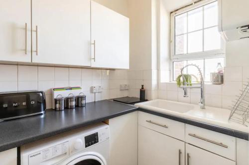 Η κουζίνα ή μικρή κουζίνα στο Stunning 1 bed flat in the heart of Greenwich