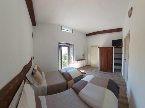 1 Schlafzimmer mit 2 Betten in einem Zimmer in der Unterkunft B & B Giu & Dany in Bruscoli