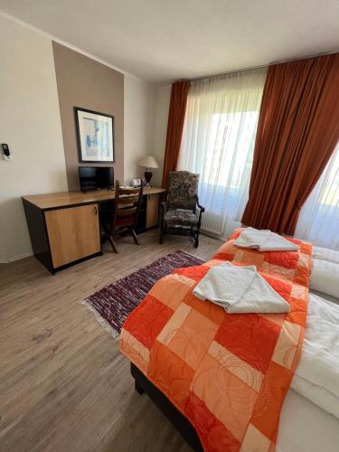 Postel nebo postele na pokoji v ubytování Hotel Senica, Garni