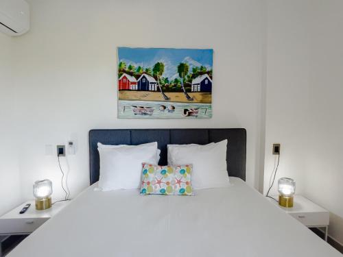 Postel nebo postele na pokoji v ubytování Luxurious condo steps from the beach, A2, Los Cora