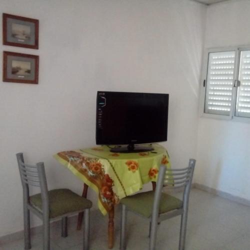 TV a/nebo společenská místnost v ubytování los jacarandaes