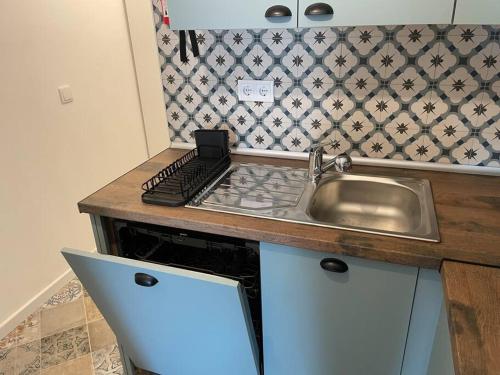 a kitchen with a sink and a counter top with a sink at Casa Velha Estremoz in Estremoz