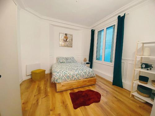 Schlafzimmer mit einem Bett und Holzboden in der Unterkunft House Paris 13ème in Ivry-sur-Seine