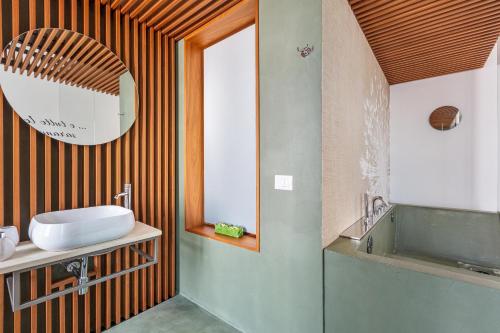 een badkamer met een wastafel en een spiegel bij B&B Palazzo Flora in Collepasso