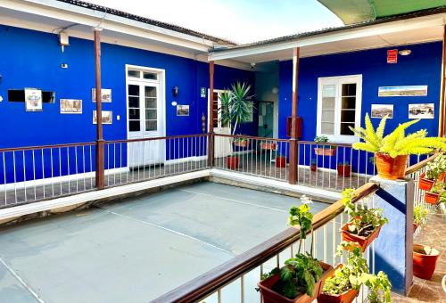 a balcony with a blue wall and a basketball court at Casona Jerusalen in Arequipa