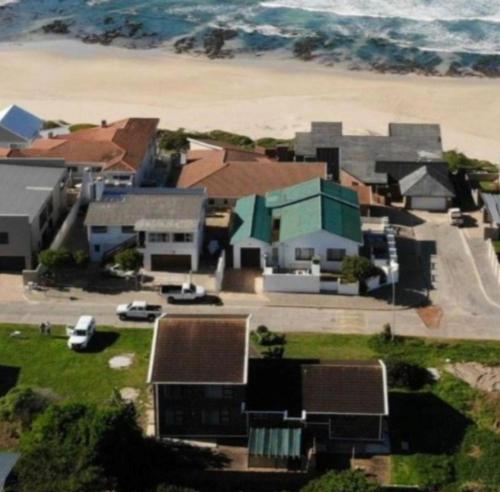 una vista aérea de una casa junto a la playa en Secrets 1 at Waterkant 7, en Jeffreys Bay