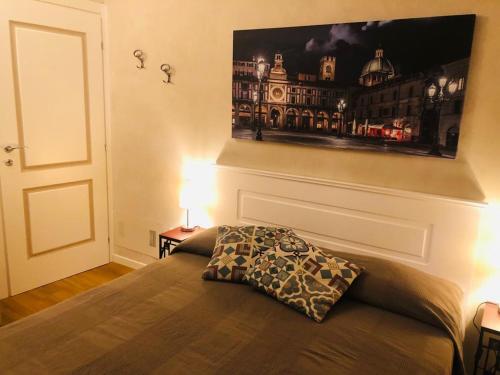 1 dormitorio con cama con almohada en COSTHOUSE en Brescia