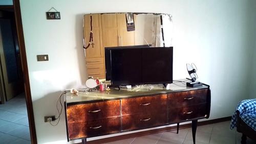 un televisor en la parte superior de un tocador en una habitación en CASA MAMMA, en Camponogara