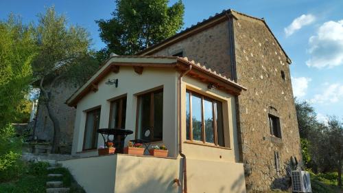 ein kleines Haus mit einem Seitenfenster in der Unterkunft Podere Cerrete - Eco Farmhouse in Castel del Piano