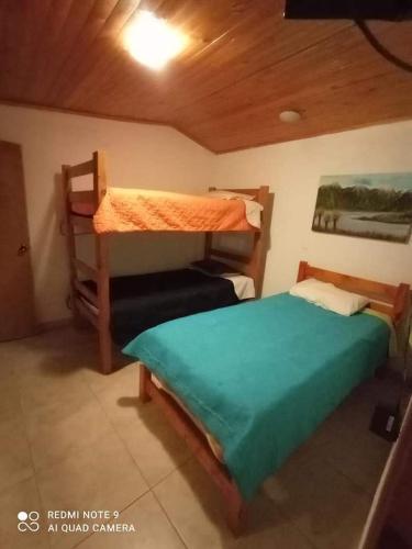 GüicánにあるHotel Guican de la sierraのベッドルーム1室(二段ベッド2組付)