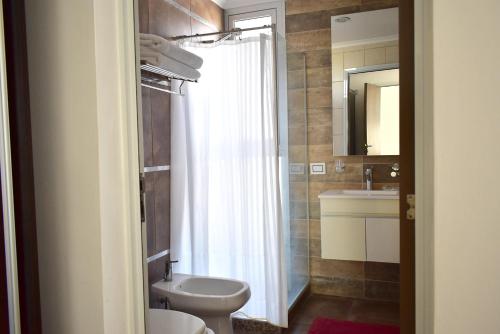 a bathroom with a white toilet and a sink at La Gioconda Apart Hotel in Villa María