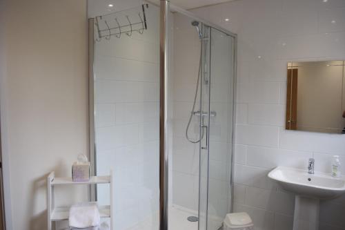 Et badeværelse på The White House Garden Cottage