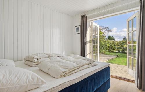 Postel nebo postele na pokoji v ubytování Lovely Home In Knebel With House Sea View