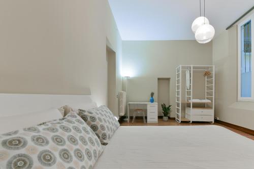 een slaapkamer met een bed en een bureau bij MONO Apartments Saragozza in Bologna