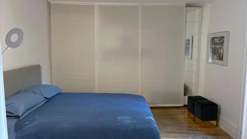a bedroom with a blue bed in a room at Maison de ville avec sa cour au calme à 1min de la Pace Stanislas in Nancy
