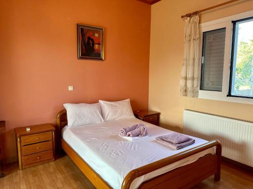 una camera da letto con un letto e un asciugamano sopra di Sofias Room a Marantochori