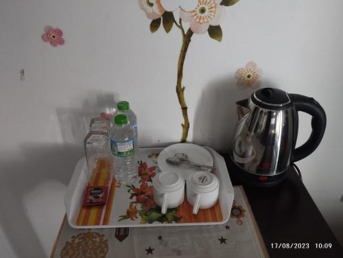 Příslušenství pro přípravu čaje a kávy v ubytování MrD Mountain Guest House