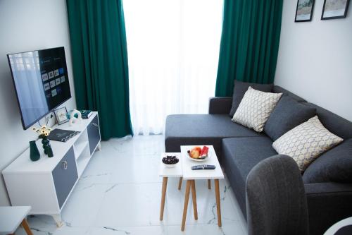 - un salon avec un canapé et une table dans l'établissement ArtLife apartments (VAN GOGH), à Alanya