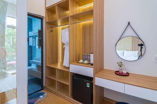 uma casa de banho com uma sala de vestir e um espelho. em Mint Hoi An Villa em Hoi An