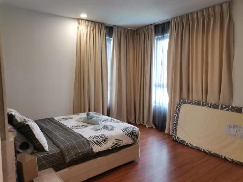 een slaapkamer met een bed en een raam met gordijnen bij I-Suite Block B [2r2b] # I-City [ Free Wifi + Parking ] in Shah Alam