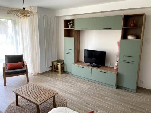 TV a/nebo společenská místnost v ubytování Cancoon - location appartement de vacances Cancale