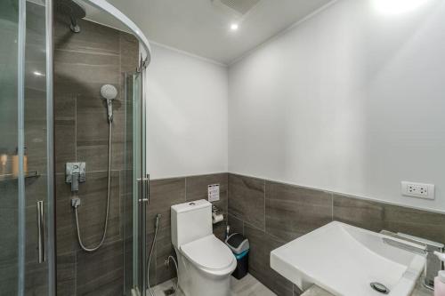 een badkamer met een douche, een toilet en een wastafel bij New Condo,Great View,A* Location in Ban Klang