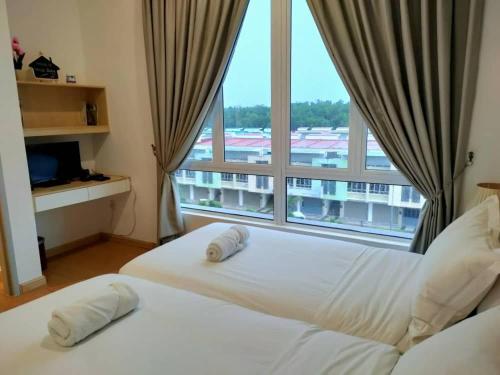sypialnia z 2 łóżkami i dużym oknem w obiekcie Husfa Mahkota Valley Studio Suite w mieście Kuantan