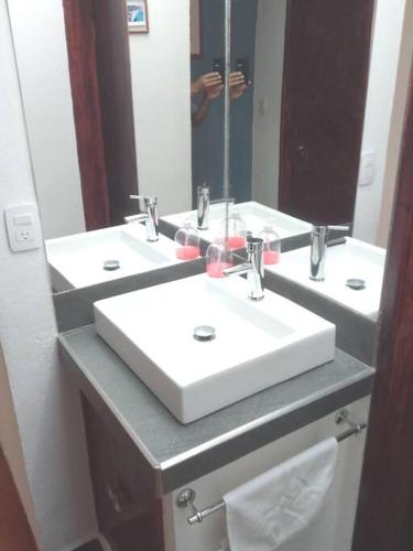 a bathroom with two sinks and a mirror at Finca Mc'Clau Teotihuacan, Casa residencial entera in San Martín de las Pirámides