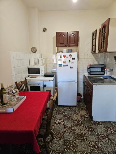 cocina con mesa y nevera blanca en Apartman Gajic, en Nikšić