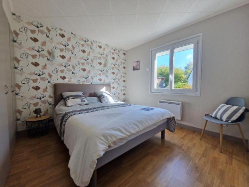 - une chambre avec un grand lit et une fenêtre dans l'établissement Comfortable holiday home with garden in quiet location, Binic, à Binic