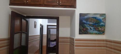 un couloir avec une peinture accrochée au mur dans l'établissement Tanja tanger طنجة العالية, à Tanger