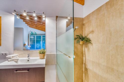 La salle de bains est pourvue d'une douche et d'un lavabo. dans l'établissement Ideal Property Mallorca - Can Davero, à Binissalem