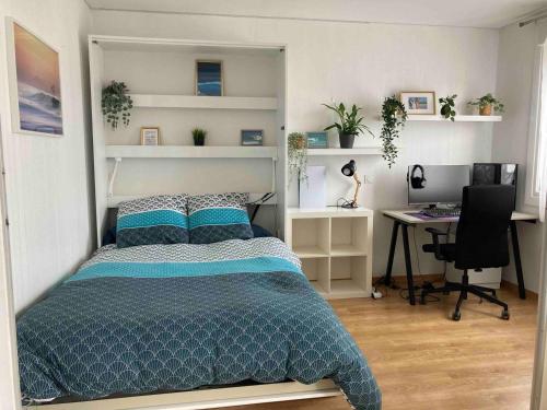 1 dormitorio con 1 cama y escritorio con ordenador en Ocean Marbella Beach, en Biarritz