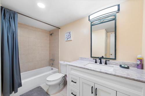 uma casa de banho com um lavatório, um WC e um espelho. em OCEAN RESERVE APARTMENt em Miami Beach